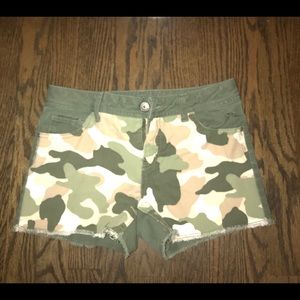 Jean shorts with frayed hem